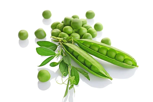 Gesunde Ernährung. frische grüne Erbsen mit Blättern — Stockfoto