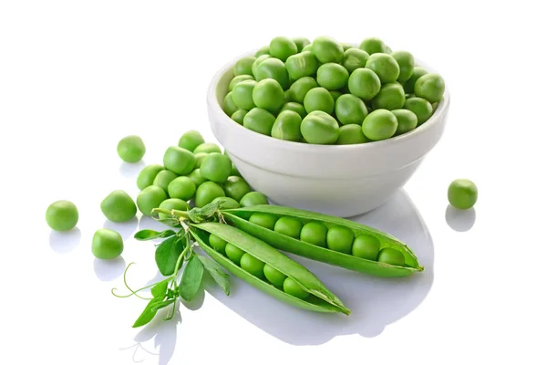 Comida saludable. Guisantes verdes frescos en tazón blanco con flores rosadas de guisante dulce — Foto de Stock