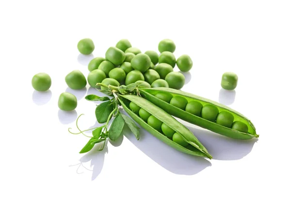 Gesunde Ernährung. frische grüne Erbsen mit Blättern — Stockfoto