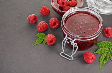 Görünüm reçeli cam taze olgun Ahududu ve yaprakları ile kapatmak