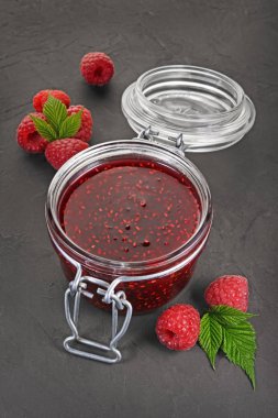 Görünüm reçeli cam taze olgun Ahududu ve yaprakları ile kapatmak