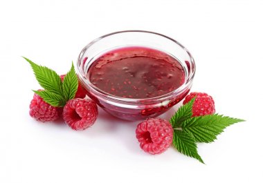 Görünüm reçeli cam kase taze olgun Ahududu ve yaprakları ile kapatmak