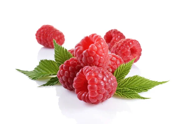 Healthy food. Close up view fresh ripe raspberry with leaves — Stock Photo, Image