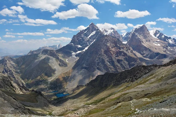 Paesaggio di bellissime montagne alte Fan e lago Alaudin in Tagikistan — Foto Stock