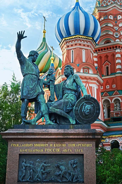 The monument to Minin and Pozharsky and Saint Basil's Cathedral in Moscow, Russia — Stock Photo, Image