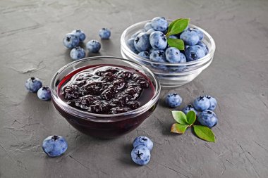 Görünüm reçeli cam kase taze olgun blueberry ve yaprakları ile kapatmak