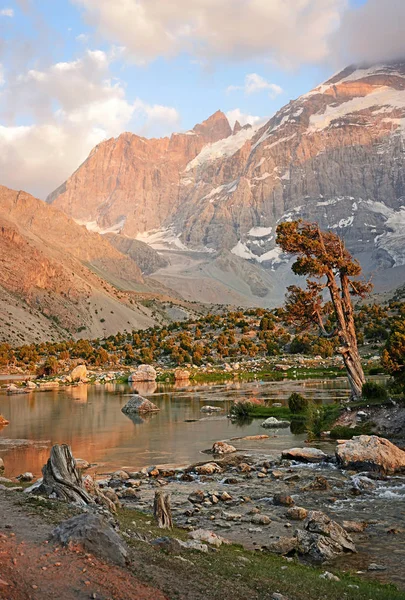 Manzara güzel Fan Dağları ve Kulikalon Gölü Tacikistan