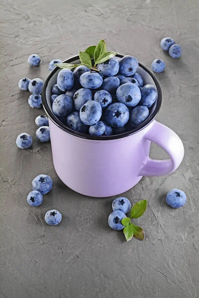 Sağlıklı gıda. Mor mug içinde görünüm taze olgun yaban mersini kapatmak