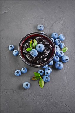 Yakından görmek reçeli cam kase taze olgun blueberry ve yaprakları