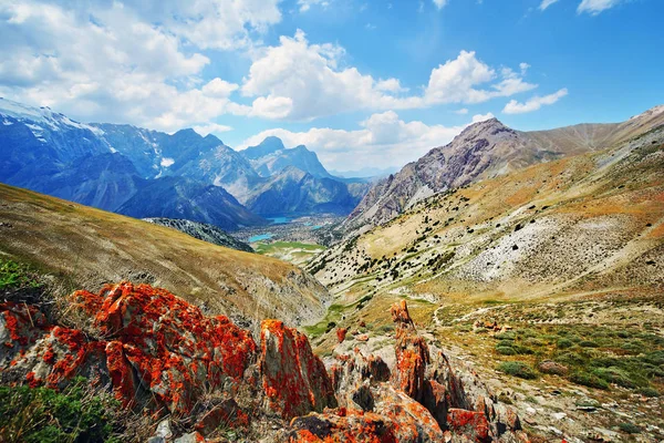 Landscape of beautiful rocky Fan mountains and Kulikalon lakes in Tajikistan — Stock Photo, Image