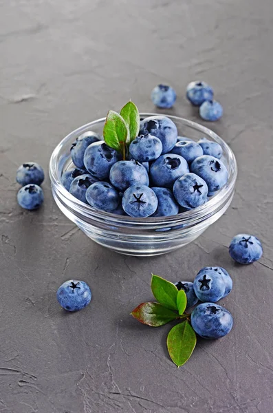 Hälsosam mat. På nära håll se färska mogna blåbär i glasskål — Stockfoto