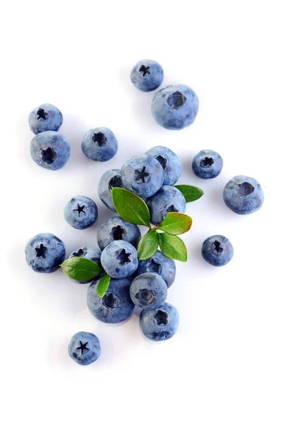 Gesunde Ernährung. Nahaufnahme frische reife Blaubeeren mit Blättern — Stockfoto