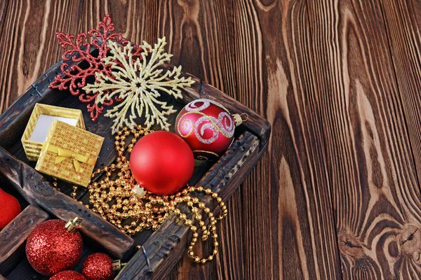 Caja de sombras vintage con juguete de Navidad sobre fondo de madera — Foto de Stock