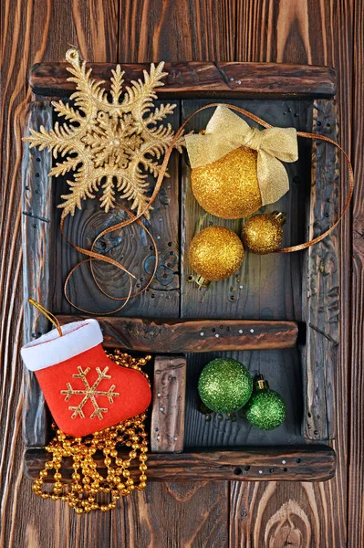 Vintage shadow box s zlatá a zelená vánoční koule na pozadí — Stock fotografie