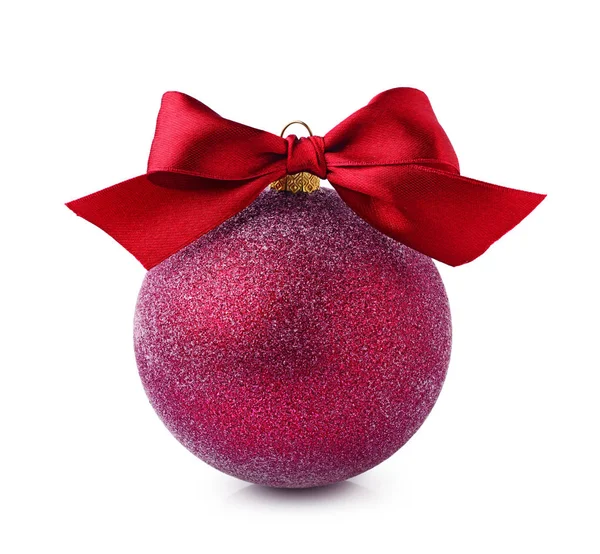 Hermosa bola de Navidad roja con cinta de satén — Foto de Stock