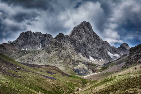 Paesaggio di bellissime montagne alte Fan in Tagikistan — Foto Stock