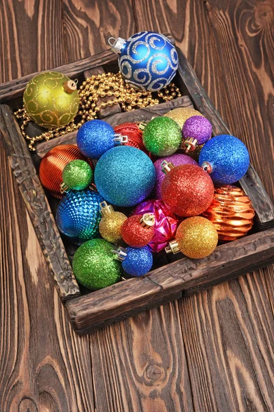 Retro dřevěná krabice s barevnými světlé vánoční koule — Stock fotografie