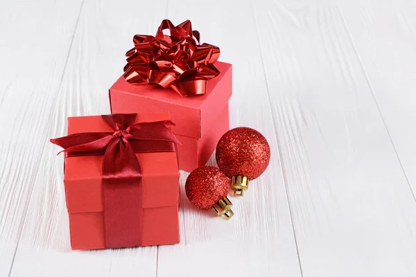 Piros ajándék dobozok, íjak és labdák karácsonyfa — Stock Fotó