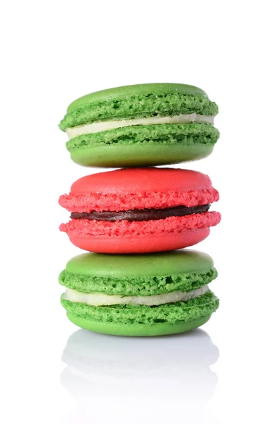Postre francés. Macarrones o macarrones verdes y rojos dulces —  Fotos de Stock