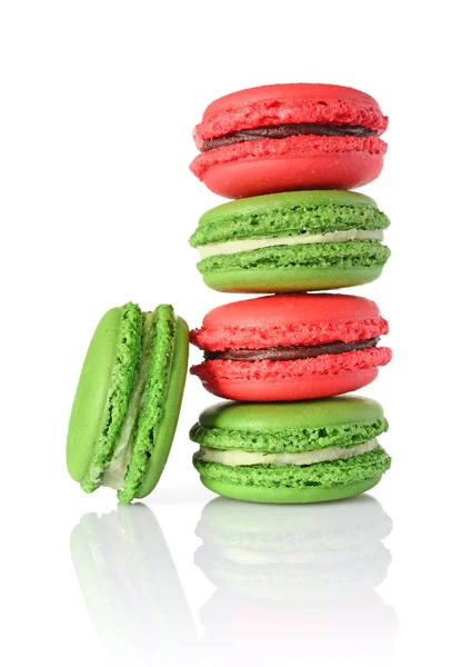 Francouzský dezert. Sladký zelené a červené makronky nebo macarons — Stock fotografie