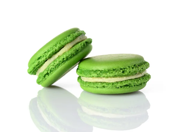 Francouzský dezert. Sladký zelené makronky nebo macarons s příchutí máty — Stock fotografie