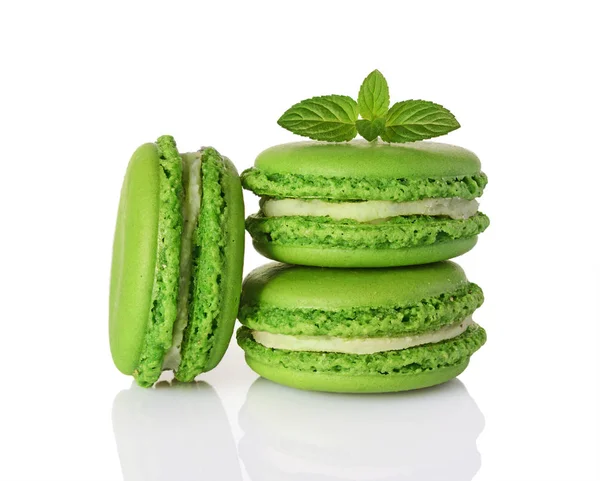 Postre francés. Macarrones verdes dulces o macarrones con menta —  Fotos de Stock