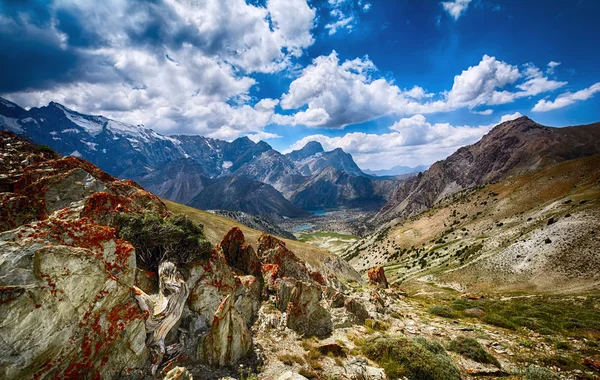 Paesaggio di bellissime montagne rocciose Fan e laghi Kulikalon in Tagikistan — Foto Stock