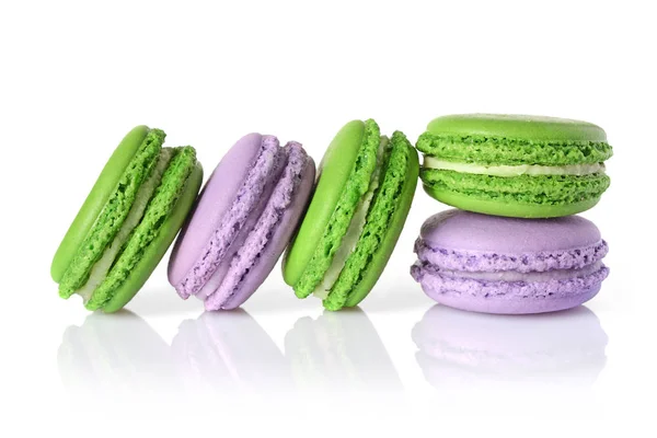 Francouzský dezert. Sladký zelené a purpurové makronky nebo macarons — Stock fotografie