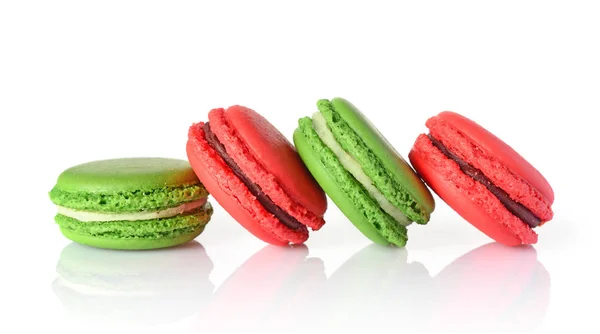 Francouzský dezert. Sladký zelené a červené makronky nebo macarons — Stock fotografie