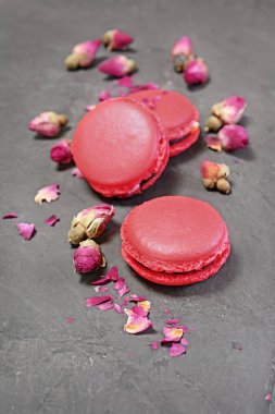 Tatlı pembe macaroons veya macarons kuru gül desenli 