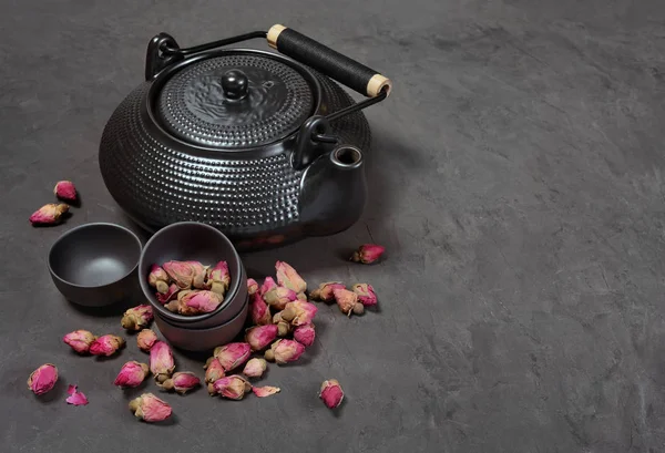 Asijský Černý tradiční čajník s suchých růží pro čajový obřad — Stock fotografie
