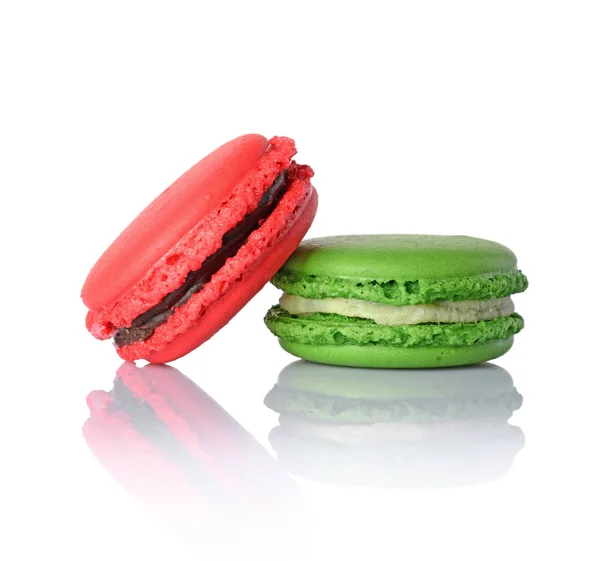 Postre francés. Macarrones o macarrones verdes y rojos dulces —  Fotos de Stock