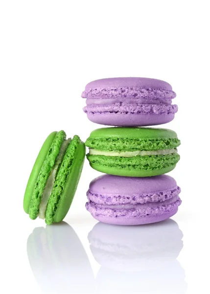 Postre francés. Macarrones o macarrones de color verde dulce y púrpura —  Fotos de Stock
