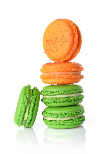 Francouzský dezert. Sladký zelené a oranžové makronky nebo macarons — Stock fotografie