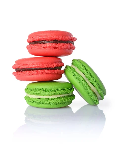 Francouzský dezert. Sladký zelené a červené makronky nebo macarons — Stock fotografie