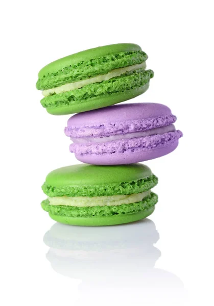 Postre francés. Macarrones dulces o macarrones con sabor a menta y lavanda —  Fotos de Stock