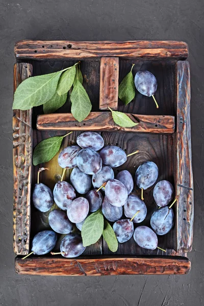 Gesunde Ernährung. Nahaufnahme frische reife Pflaume in Vintage-Holzkiste — Stockfoto