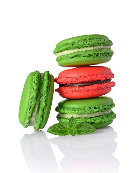 Fransız tatlı. Yeşil ve kırmızı tatlı macaroons veya macarons nane ile