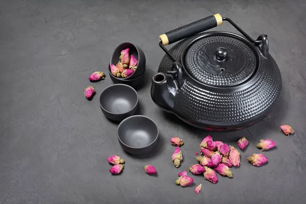 Asijský Černý tradiční čajník s suchých růží pro čajový obřad — Stock fotografie