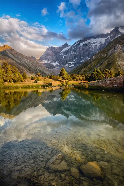 Paisaje de hermosas montañas Fan y lago Kulikalon en Tayikistán — Foto de Stock