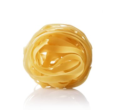 Yakın çekim geleneksel şekli kuru pişmemiş kepekli makarna çeşitleri