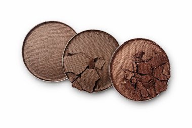 Kahverengi göz farı makyaj kozmetik ürünü örnek ezilmiş.