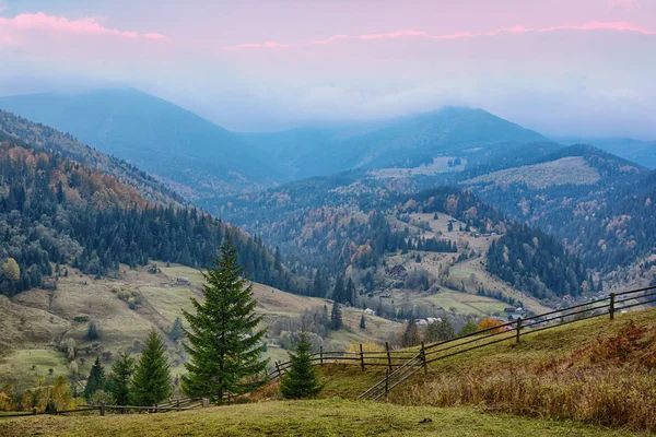 Paisaje montañoso de hermoso amanecer en los Cárpatos Ucranianos — Foto de Stock