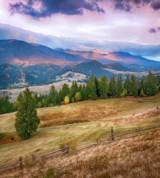 Berglandschaft mit schönem Sonnenaufgang in den ukrainischen Karpaten — Stockfoto