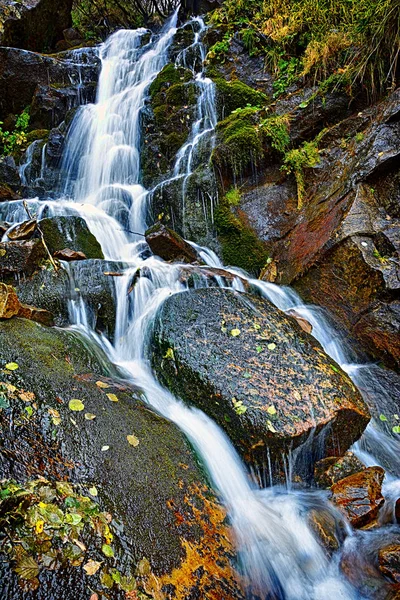 Paisaje otoñal de hermosa cascada en los Cárpatos Ucranianos —  Fotos de Stock