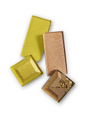 Yeşil ve bej parlak göz farı makyaj kozmetik ürünü örnek ezilmiş