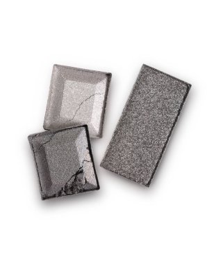 Gümüş parlak göz farı makyaj kozmetik ürünü örnek ezilmiş.