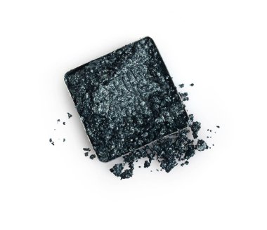 Gri parlak göz farı makyaj kozmetik ürünü örnek ezilmiş.