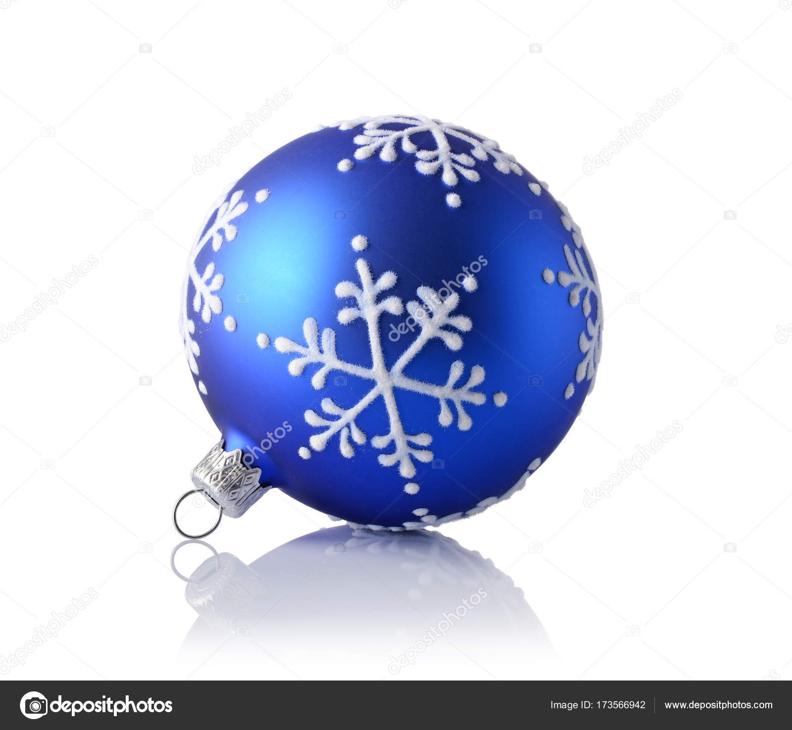 Deux Boules De Noël Bleu Avec Ruban Arc Isolé Sur Fond Blanc