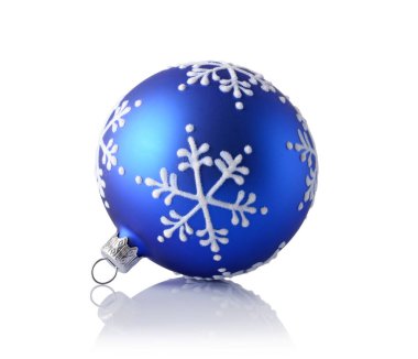 Kar tanesi deseni ile güzel bir mavi Noel top yakın çekim